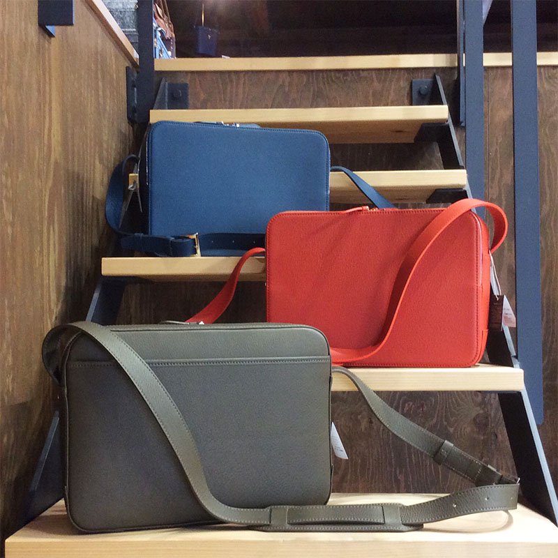 トラベルショルダー M 撥水加工レザー 【豊岡鞄認定モデル】